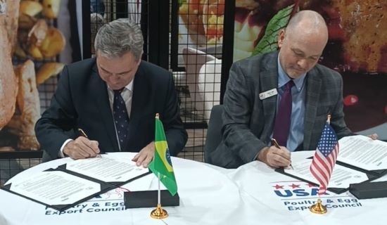 COOPERAÇÃO -  ABPA e USAPEEC Firmam Acordo de Cooperação em Paris